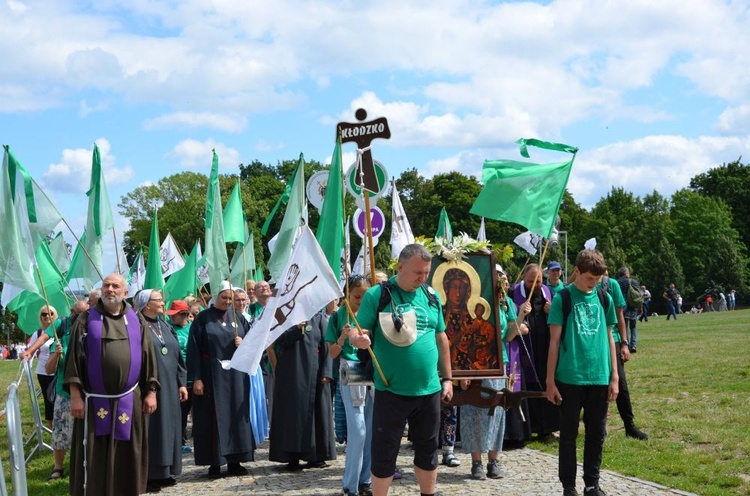 XVIII PPDŚ. Wejście na Jasną Górę diecezji świdnickiej