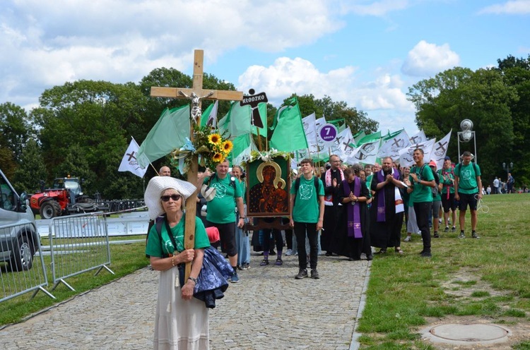 XVIII PPDŚ. Wejście na Jasną Górę diecezji świdnickiej