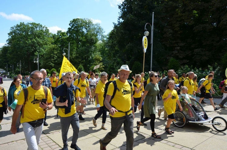 XVIII PPDŚ. Wejście na Jasną Górę diecezji świdnickiej