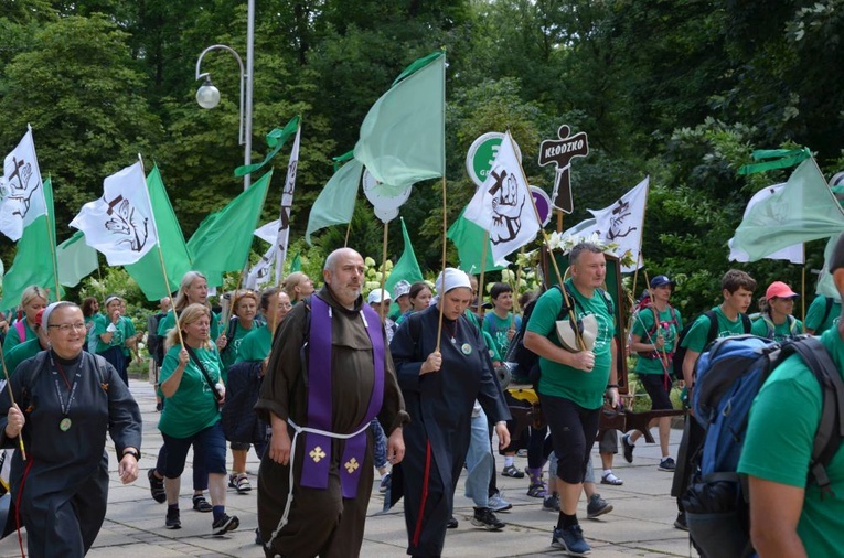XVIII PPDŚ. Wejście na Jasną Górę diecezji świdnickiej