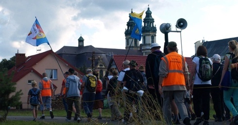 Na piechotę do Krzeszowa?