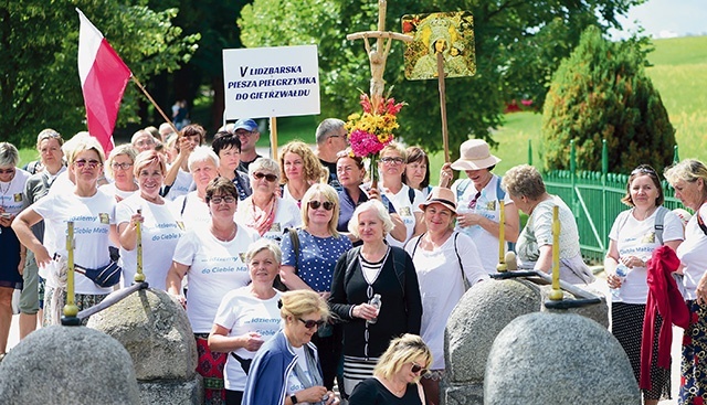 ▲	Przez trzy dni  po warmińskich drogach prowadziły ich krzyż i wizerunek Matki Bożej Gietrzwałdzkiej.