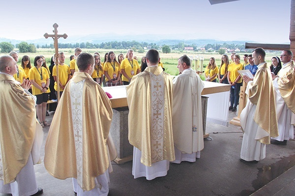 Stypendyści zgromadzeni na Eucharystii przy ołtarzu papieskim.