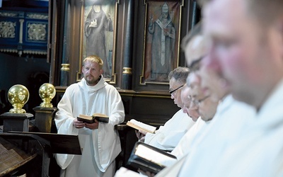 Opat Szymon przewodniczy modlitwie mnichów.