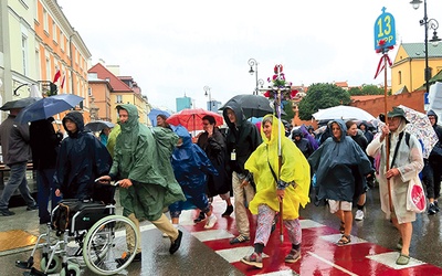 W deszczu, ale z radością w sercu pielgrzymi wyszli na szlak.