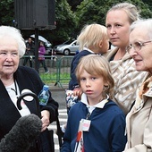 Danuta Chaber z siostrą Reginą Borkowską na uroczystości przyjechały  z dziećmi, wnukami  i prawnukami.