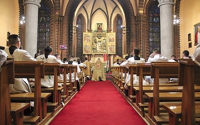 Jak czytamy na stronie wrocławskiego MWSD, zgodnie z przyjętymi przez Konferencję Episkopatu Polski nowymi zasadami formacji kapłańskiej w Polsce, cały cykl formacyjny trwa siedem lat i rozpoczyna się rokiem propedeutycznym („zerowym”).