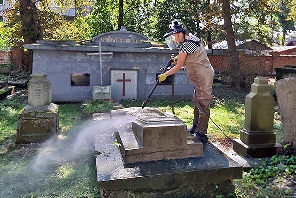 Mycie grobu myjką ciśnieniową.