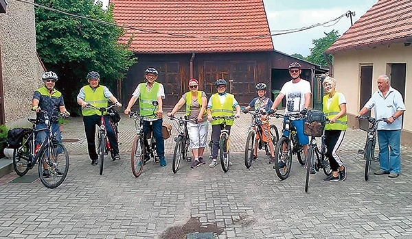 W drodze do kościoła pw. św. Józefa w Lutyni.