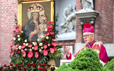 	Abp Skworc podczas majowego spotkania mężczyzn i młodzieńców w Piekarach Śląskich.