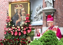 	Abp Skworc podczas majowego spotkania mężczyzn i młodzieńców w Piekarach Śląskich.