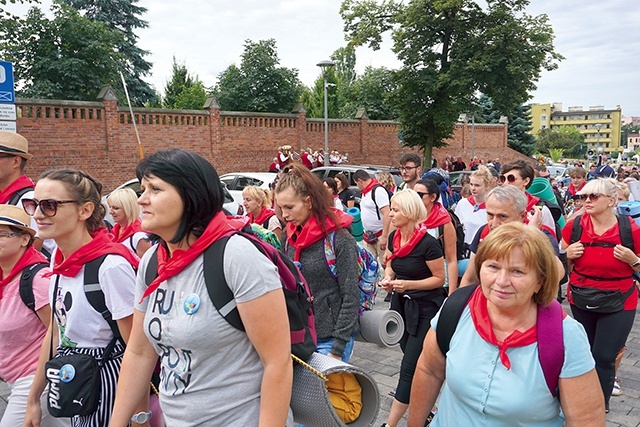 	Wymarsz pielgrzymów z bazyliki św. Antoniego w Rybniku.