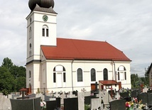 Obecny budynek to pierwsza murowana świątynia w parafii, która w 2005 r. obchodziła 700-lecie istnienia.