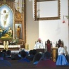 Rekolekcje głoszone przez bp. Edwarda Dajczaka i ks. Rafała Jarosiewicza odbywały się w śwityni parafialnej w Płotach.