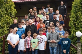 Grupę młodych odwiedził także bp Edward Dajczak.