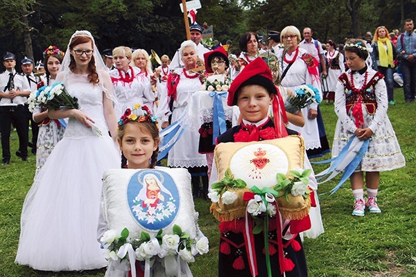 Po dróżkach idą całe rodziny.