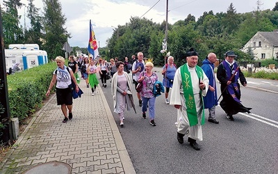 Mieszkańcy miejscowości Kup wychodzą naprzeciw pielgrzymującym i uroczyście wprowadzają ich do kościoła.