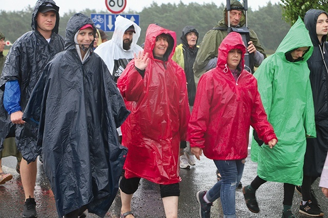 ▲	Na początku ok. 700 osób wyruszyło na szlak, w tym roku szczególnie powierzając swoje intencje za przyczyną św. Józefa.