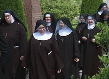 ▲	7 sierpnia kościół sióstr, refektarz i ogród tętniły jubileuszową radością.