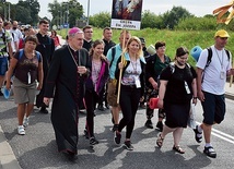 ▲	Pątników na trasę odprowadził biskup ordynariusz.