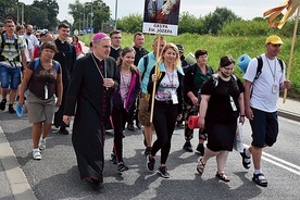 ▲	Pątników na trasę odprowadził biskup ordynariusz.