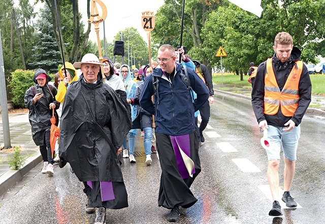 ▲	Na szlak z ordynariuszem wychodzi grupa akademicka.  Obok bp. Marka idzie ks. Mariusz Wilk, kierownik grupy.