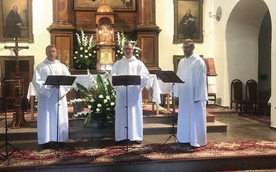 ▲	Śpiewy gregoriańskie wykonuje Schola Gregoriana Cardinalis Stephani Wyszyński.