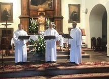 ▲	Śpiewy gregoriańskie wykonuje Schola Gregoriana Cardinalis Stephani Wyszyński.