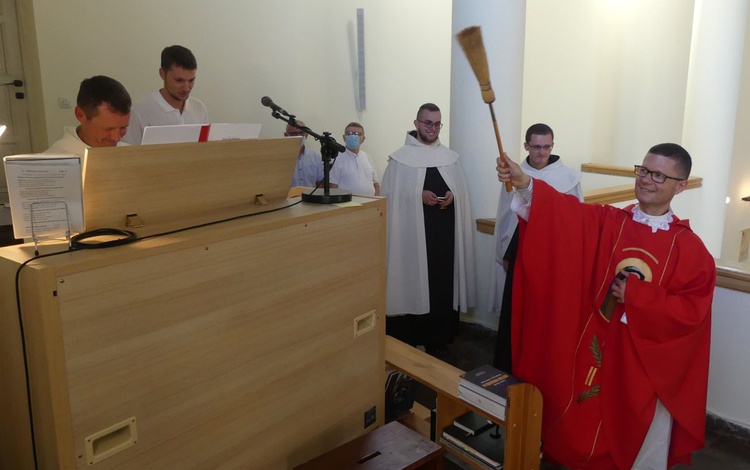 Ks. Marek Studenski pobłogosławił nowe organy w kościele sióstr karmelitanek.