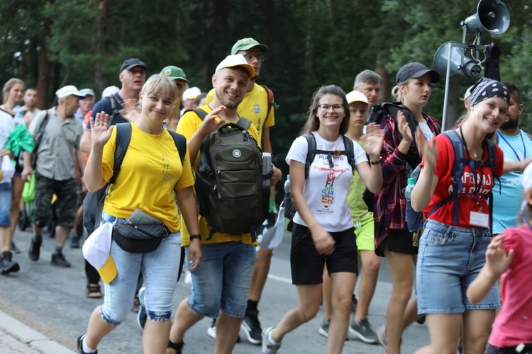 Pielgrzymi w przedostatnim dniu wędrówki na Jasną Górę