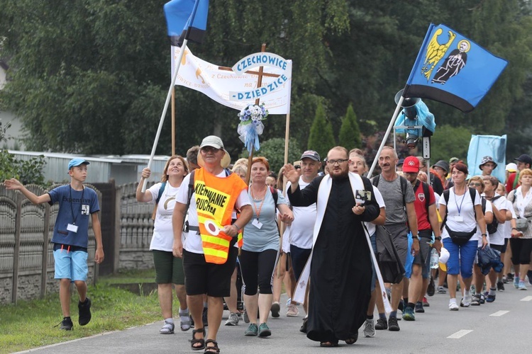 Za krzyżem i flagami z wizerunkiem św. Andrzeja Boboli, patrona Czechowic-Dziedzic, wytrwale pokonywali każdy kilometr...