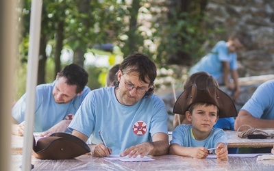 Stałym punktem wyjazdu jest pisanie listów. Synowie piszą go do swojej mamy, a ojcowie do żony.