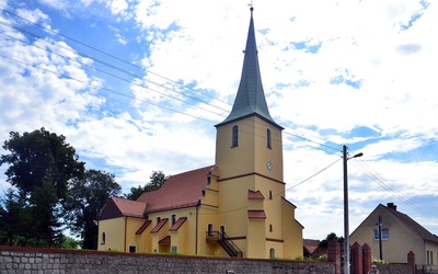 Piknik kościelny w Mojęcicach - modlitwa, pszczoły i rajd