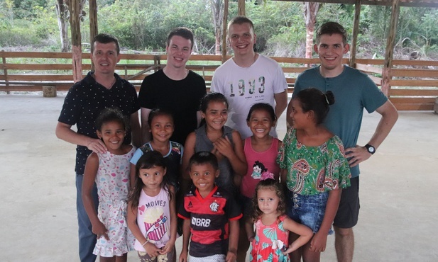 Klerycy w interiorze.