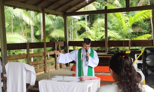 Ks. Podobiński odprawia Mszę św. w jednej z kaplic.