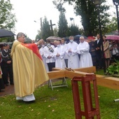 Po Mszy św. i procesji przed kościołem ustawiono i poświęcono krzyż misyjny.