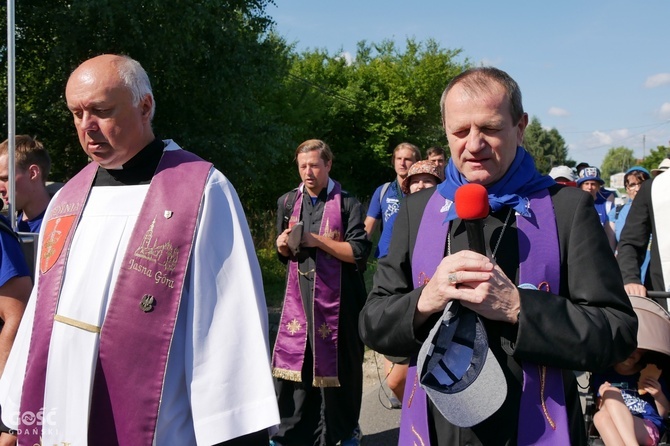 Abp Tadeusz Wojda na trasie pieszych pielgrzymek na Jasną Górę