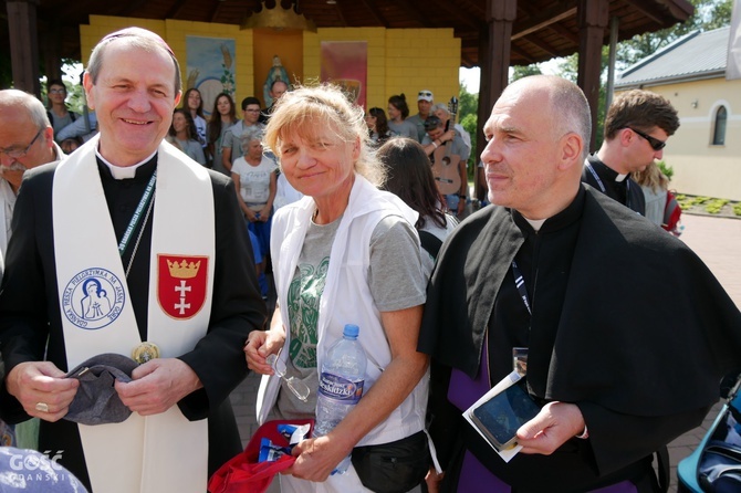 Abp Tadeusz Wojda na trasie pieszych pielgrzymek na Jasną Górę