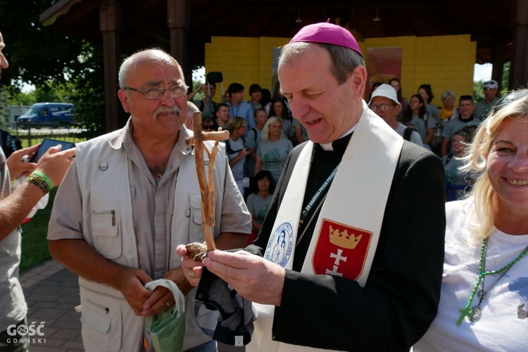 Abp Tadeusz Wojda na trasie pieszych pielgrzymek na Jasną Górę