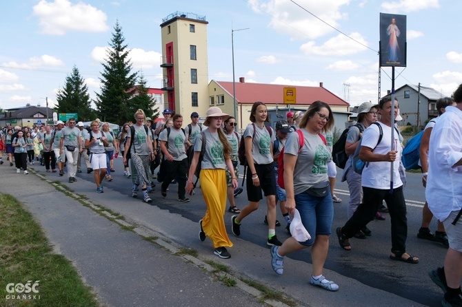 Abp Tadeusz Wojda na trasie pieszych pielgrzymek na Jasną Górę