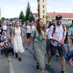 Abp Tadeusz Wojda na trasie pieszych pielgrzymek na Jasną Górę