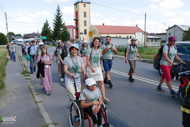 Abp Tadeusz Wojda na trasie pieszych pielgrzymek na Jasną Górę