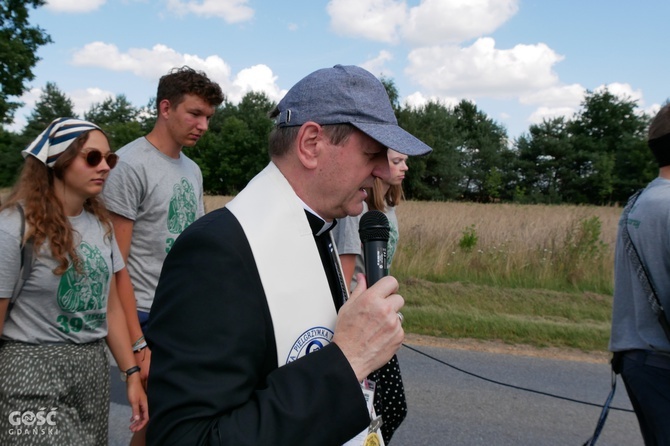 Abp Tadeusz Wojda na trasie pieszych pielgrzymek na Jasną Górę