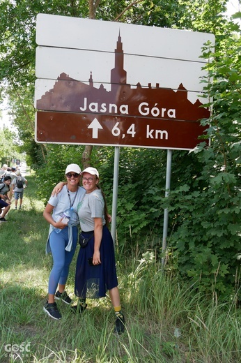 Abp Tadeusz Wojda na trasie pieszych pielgrzymek na Jasną Górę