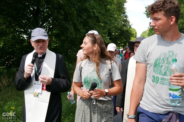 Abp Tadeusz Wojda na trasie pieszych pielgrzymek na Jasną Górę