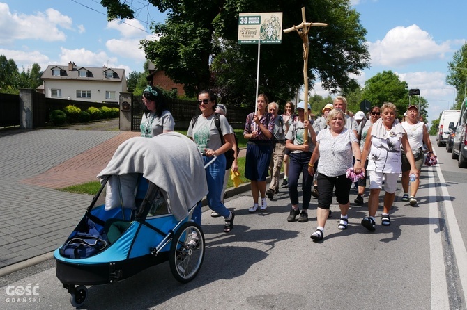 Abp Tadeusz Wojda na trasie pieszych pielgrzymek na Jasną Górę