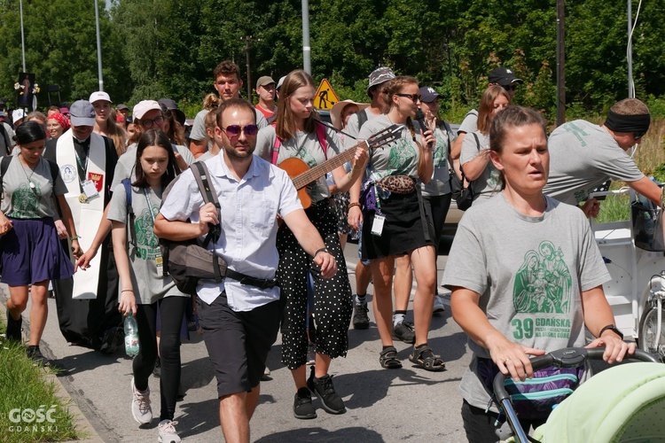 Abp Tadeusz Wojda na trasie pieszych pielgrzymek na Jasną Górę