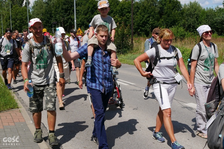 Abp Tadeusz Wojda na trasie pieszych pielgrzymek na Jasną Górę