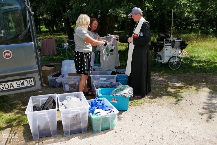 Abp Tadeusz Wojda na trasie pieszych pielgrzymek na Jasną Górę