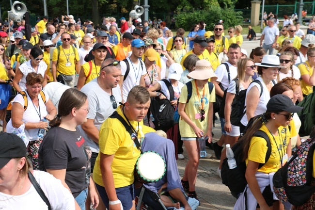 Wejście pielgrzymki na Jasną Górę